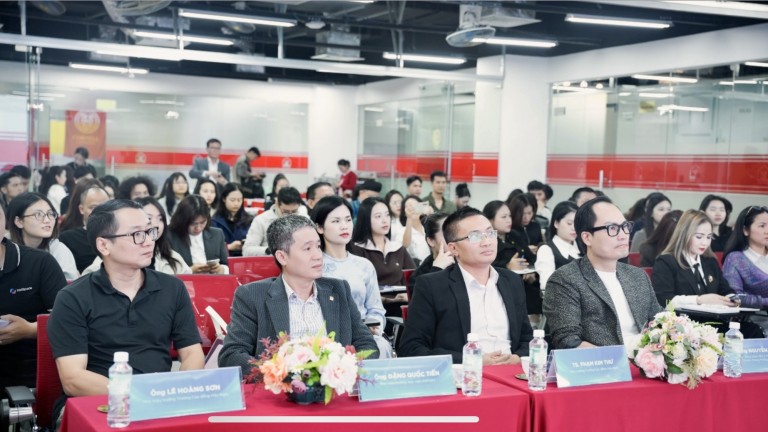 Livestream từ một công cụ kết nối đơn giản đã phát triển thành một ngành kinh tế sáng tạo có sức ảnh hưởng sâu rộng tại Việt Nam Livestream từ một công cụ kết nối đơn giản đã phát triển thành một ngành kinh tế sáng tạo có sức ảnh hưởng sâu rộng tại Việt Nam