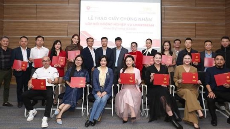 Trao Giấy chứng nhận lớp bồi dưỡng nghiệp vụ Livestream – Khóa 1 Trao Giấy chứng nhận lớp bồi dưỡng nghiệp vụ Livestream – Khóa 1